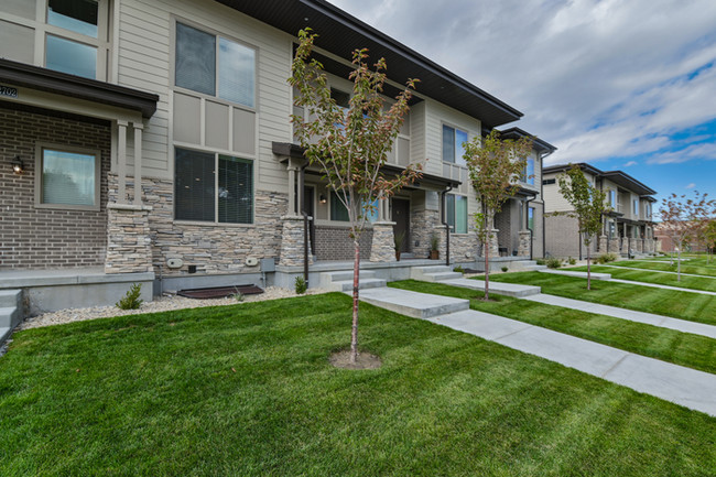 Building Photo - Brand New Townhome in Riverton