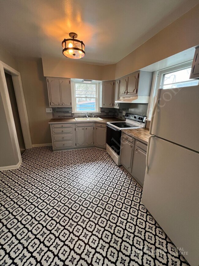 Foto del edificio - Cute Blue House for Rent In Library Village