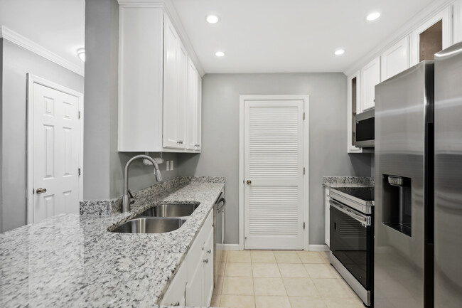 Kitchen - 514 Granville Ct