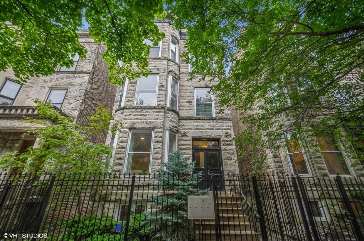 Foto principal - 927 W Newport Ave