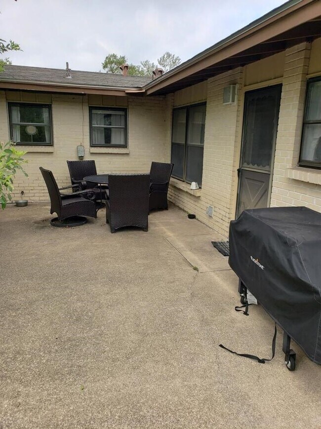 Building Photo - Amazing location!