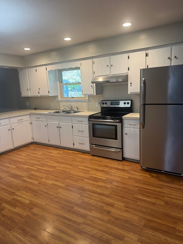 Foto del edificio - 1054 Birchwood Dr