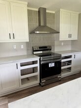 Building Photo - 703 House St