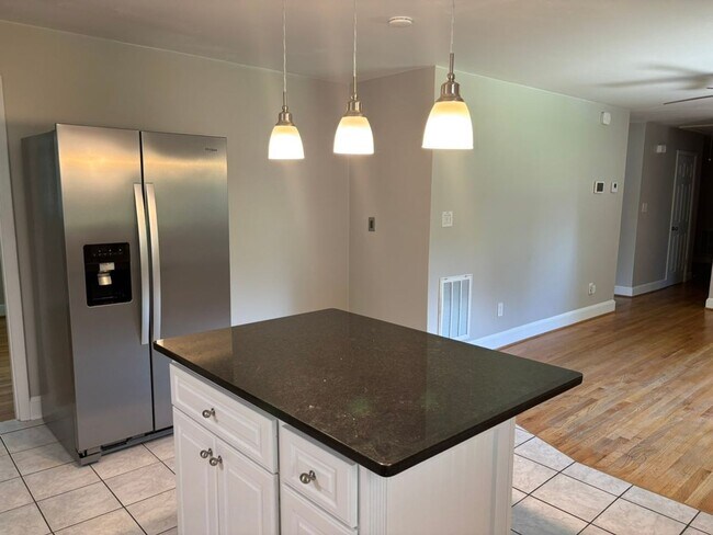 Building Photo - Ranch Style Home located in Lakeview Manor...