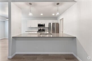 Building Photo - 707 Central Dr