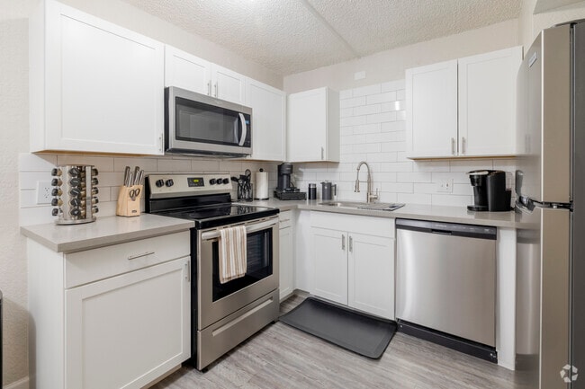 2BR, 2BA - 925SF - Kitchen - U @ 19th Apartments