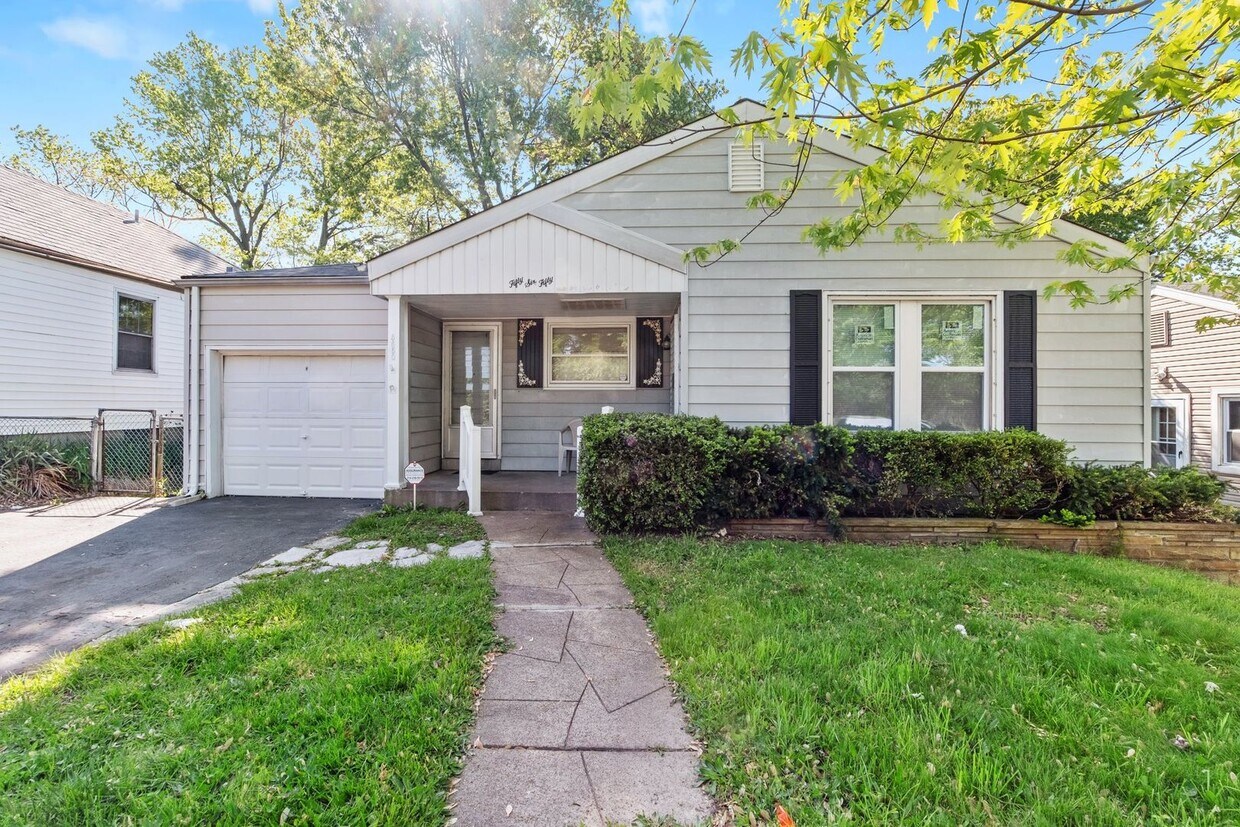 Primary Photo - 2 bedroom Single Family Home with Fenced i...