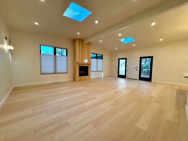 Building Photo - Exquisite Newly Remodeled 3-Bedroom Home i...