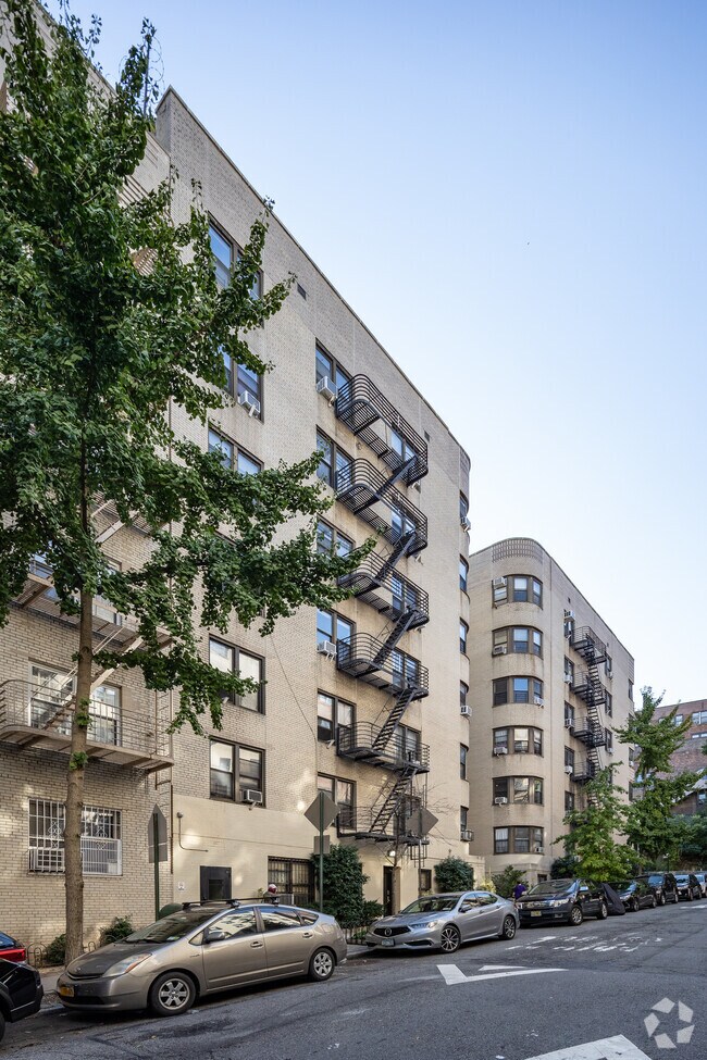 Building Photo - 736 W 186th St