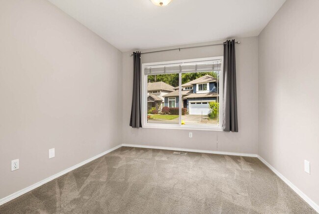 Foto del edificio - Private Greenbelt Retreat in Sammamish | 5BR Potential, 3-Car Garage and A/C