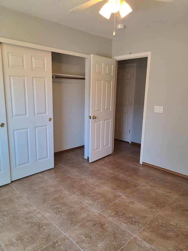 Building Photo - 5 Bedroom, 3 Bath Home in Secluded Neighbo...