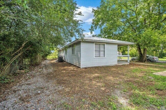 Foto del edificio - RARE 4BR Bessemer Beauty – Huge Space, Modern Updates & Low Move-In Costs!