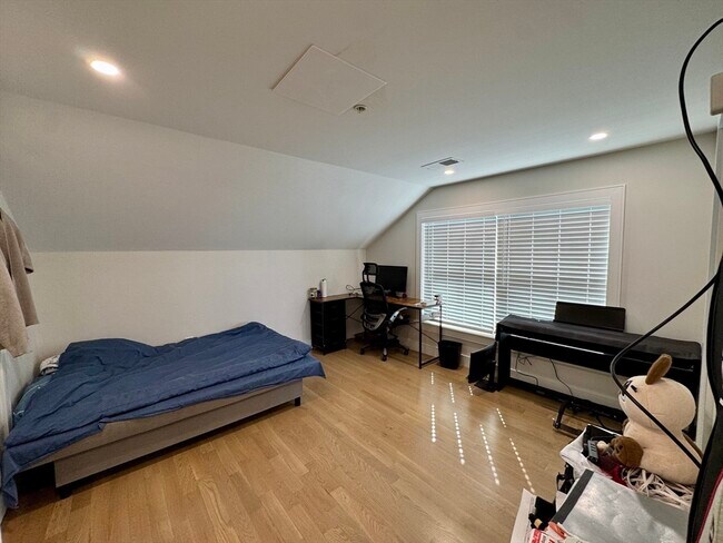 Foto del edificio - 13 Greylock Rd