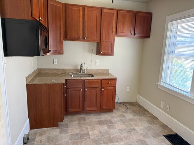 Building Photo - Large 3 Bedroom 1 bath, 2 car garage West Allis home