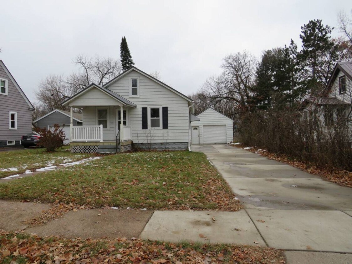 1,175 2Bd 1 Ba 727 Marshall St Availa... House Rental in Eau