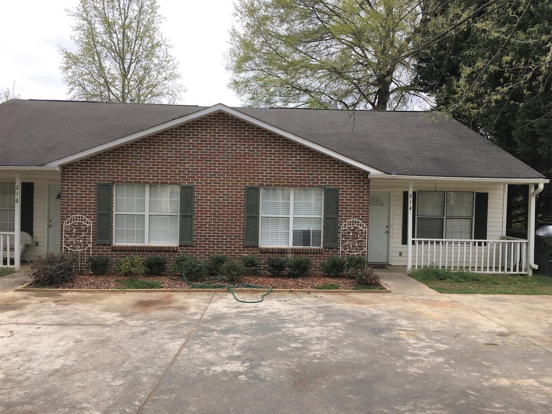 Primary Photo - 214 McFadden St