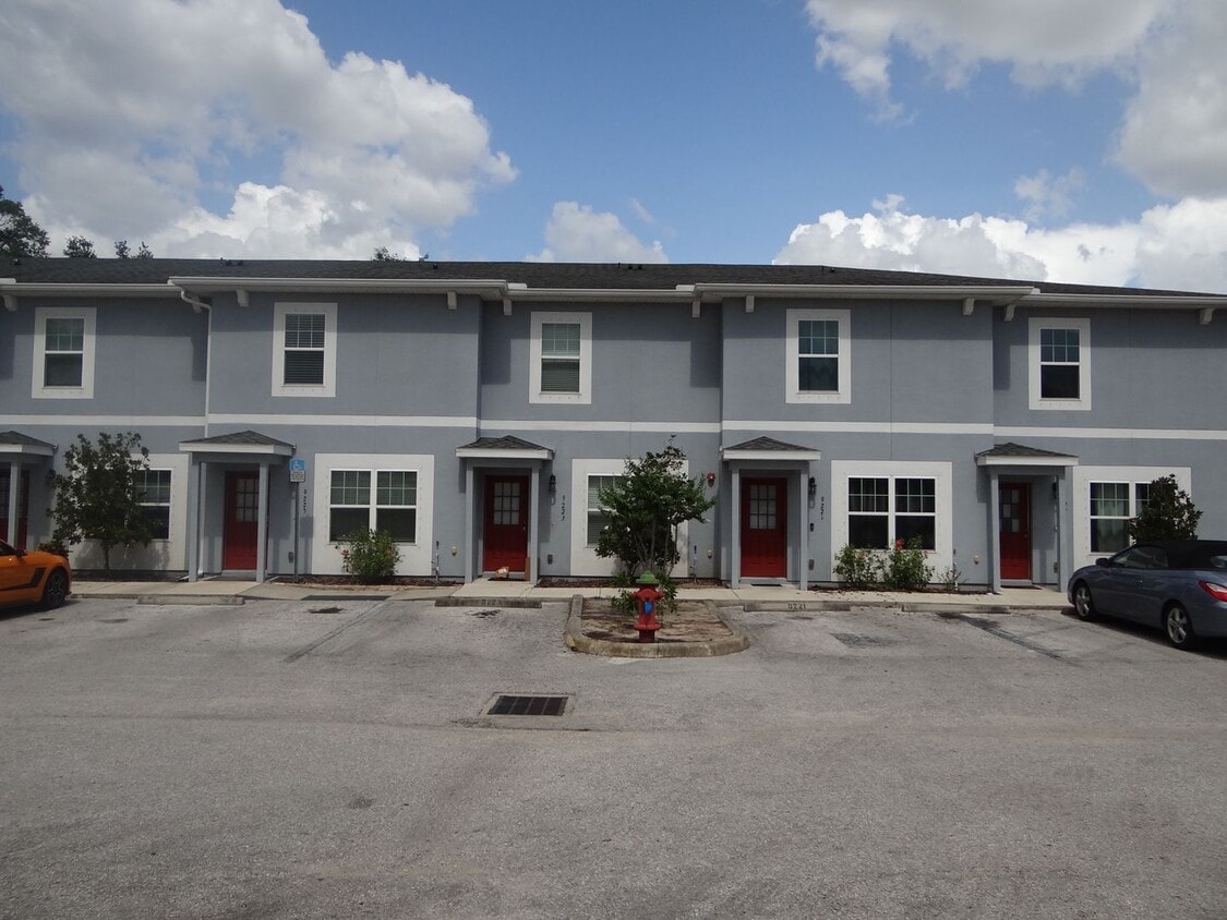 2 bed/2.5 bath townhouse - 50% off 1st mon... - 2 bedroom townhouse - Move in ready