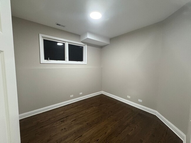 Foto del edificio - Spacious 2BD/2BA w/ High Ceilings + Modern...