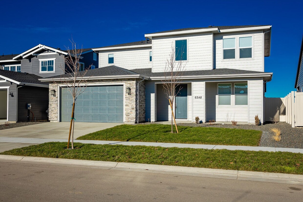 Foto principal - Brand New Home in an Amenity Filled Neighb...