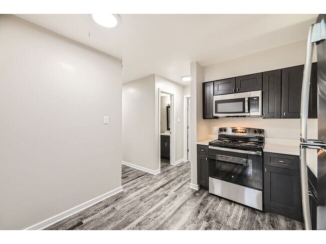 Building Photo - 1 bedroom 1 bath apartment! On the bus line!