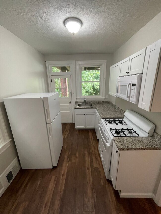 Building Photo - 147 Meade Ave - (06120)