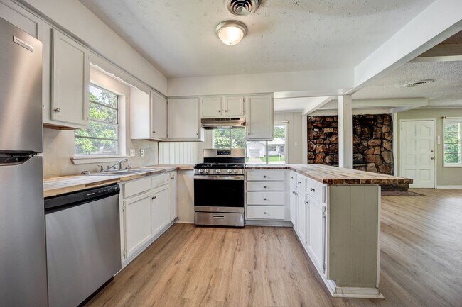 Foto del edificio - Freshly Updated 3 Bedroom Home