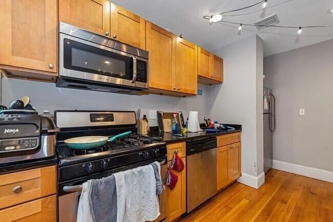 Foto del edificio - 9/1/26 Renovated 4BR/2BA in Mission Hill, w/d in unit