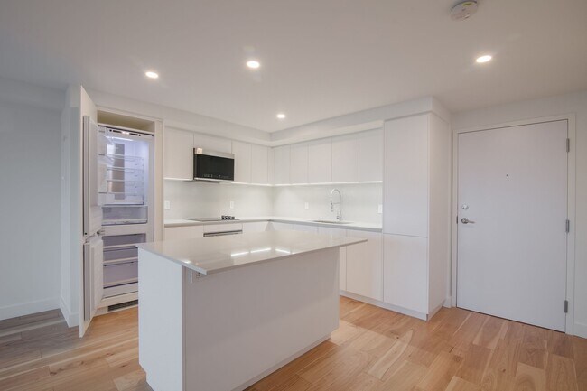 Building Photo - 3460 Rue Peel