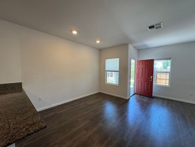 Building Photo - Newer 3 bedroom 2 1/2 bath home in South R...