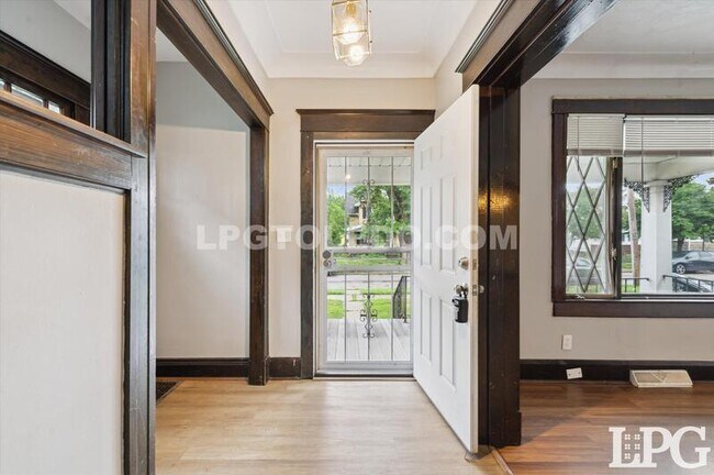 Building Photo - 322 Valleywood Dr