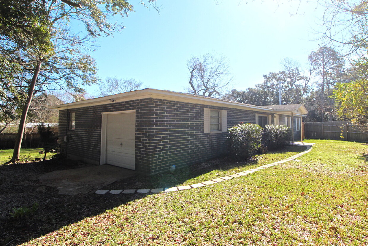 Primary Photo - Move-In Ready 3-Bedroom Home with Fresh Up...