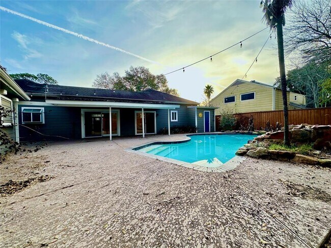 Building Photo - 1027 Cragmore Dr