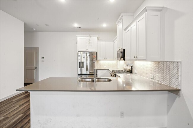 Foto del edificio - 6441 Iron Horse Blvd