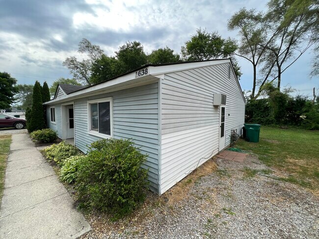 Building Photo - 1638 Parkwood Ave