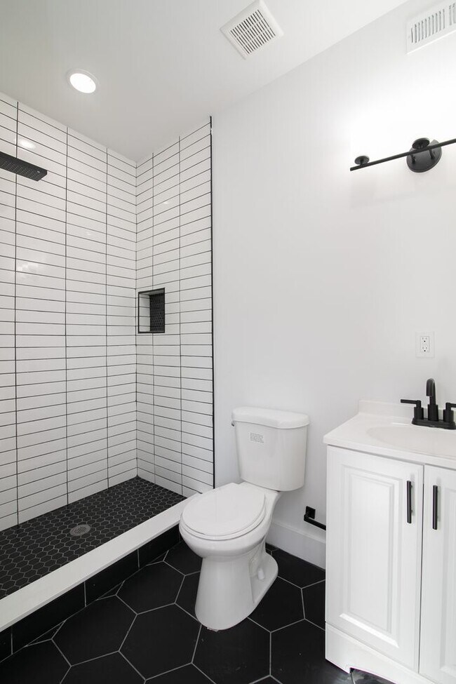 Building Photo - 3033 West Diamond LLC