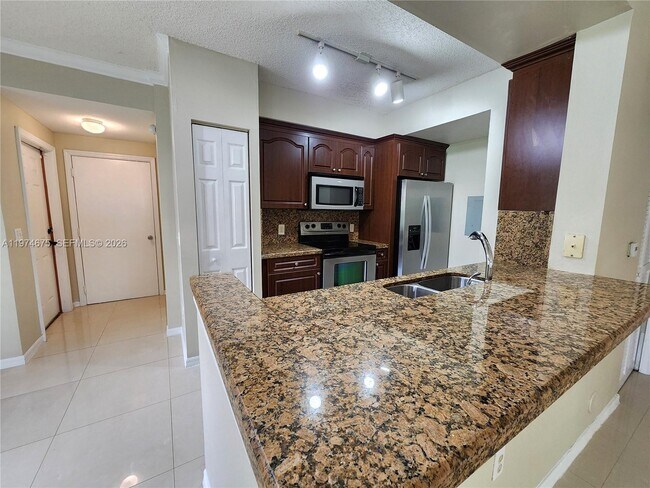 Foto del edificio - 2492 Centergate Dr