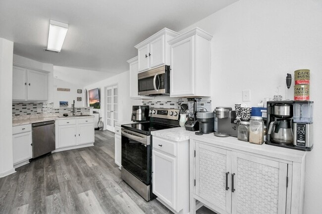 Building Photo - 985 Lake View Cir W