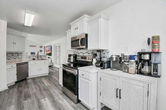 Foto del edificio - 985 Lake View Cir W