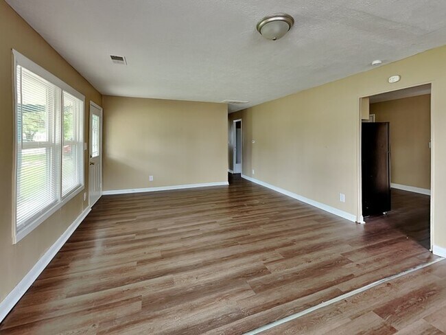 Foto del edificio - 890 Edgewood Dr