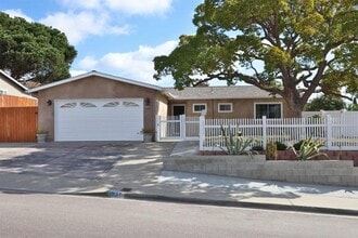Building Photo - 893 Crest Dr
