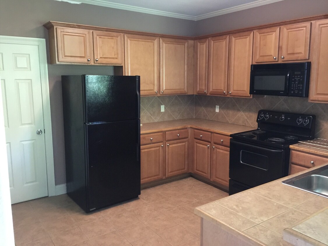 Foto principal - 3 bedroom/2 bath Condo for Lease on Burban...