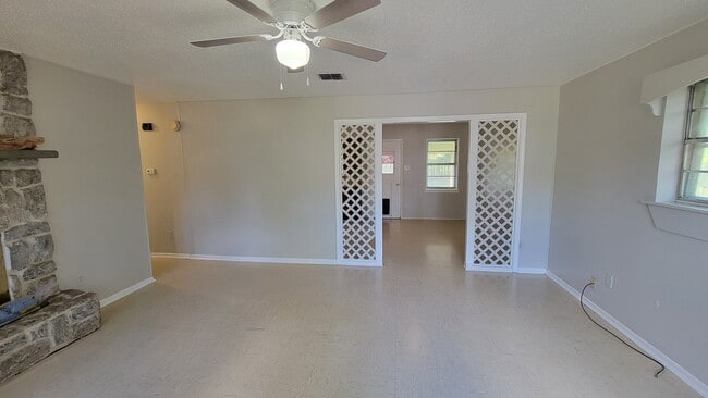 Building Photo - 4909 Dahlia Dr