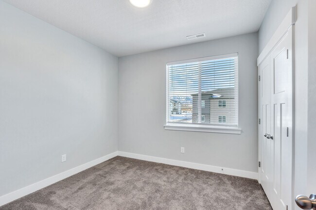 Building Photo - 13537 S Commodus Dr