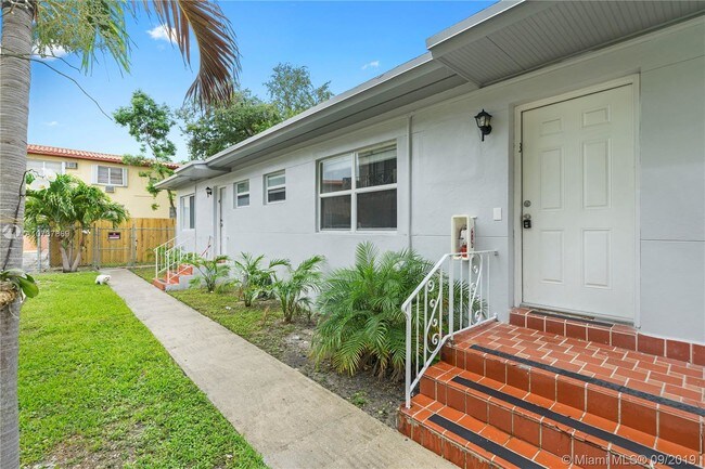 Building Photo - 660 SW 10th St