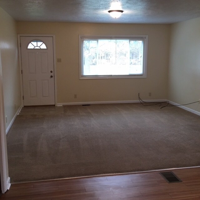 Building Photo - AUSTINTOWN 2 BED RANCH/HANDICAP ACCESSABLE