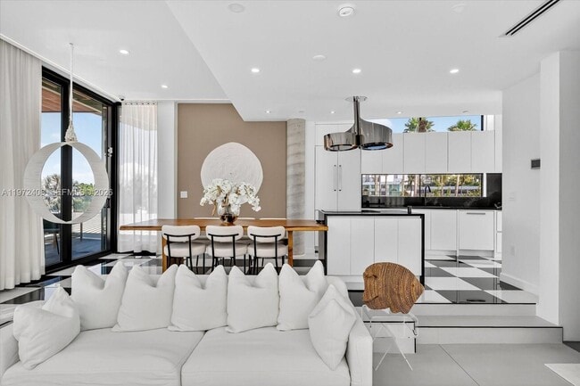 Building Photo - 11 Century Ln