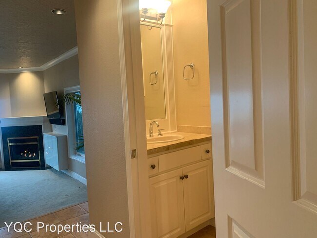 Building Photo - 3 br, 2.5 bath House - 1419 SE Columbia Way