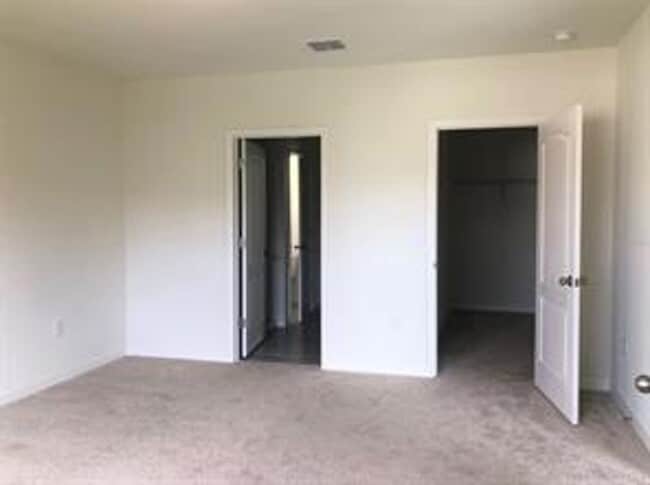 Building Photo - Nearly New Victoria Oaks 3 Bedroom/2 Bath ...