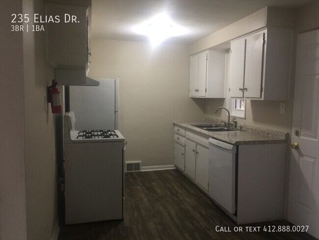 Building Photo - Penn Hills Three Bedroom