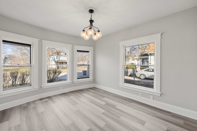 Foto del edificio - 1702 Logan Ave